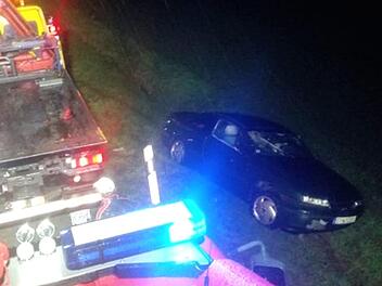 Zwei unfallbeteiligte Autos mussten abgeschleppt werden.     Foto: Richard Sänger