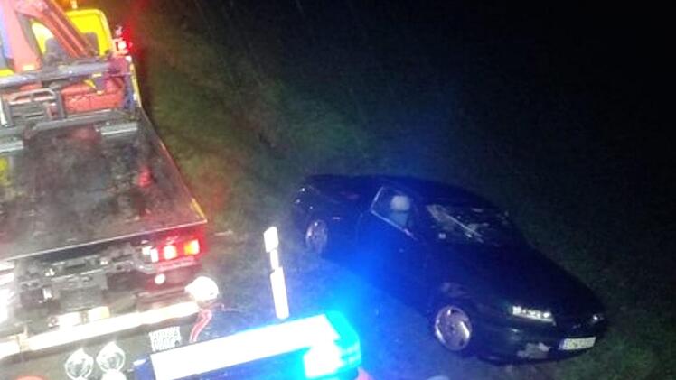 Zwei unfallbeteiligte Autos mussten abgeschleppt werden.     Foto: Richard Sänger