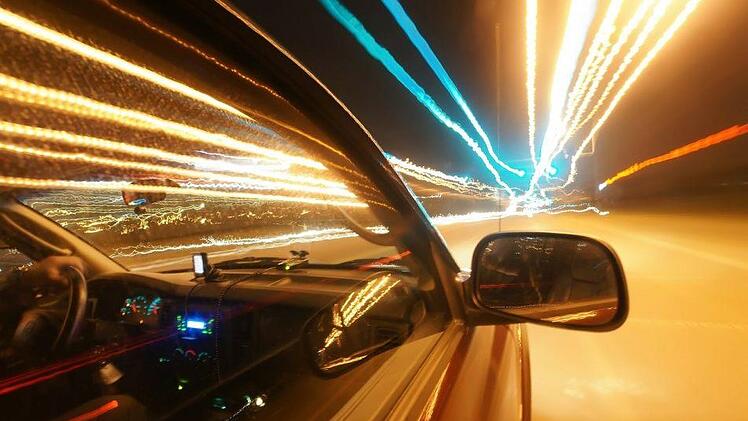 Rekord-Raser in Nürnberg geblitzt: Für den BMW-Fahrer dürfte es teuer werden. Symbolfoto: PublicDomainPictures/Pixabay.com