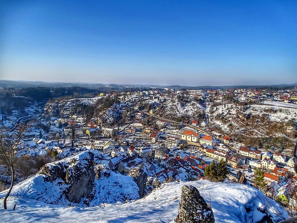 Blick auf Pottenstein im Winter. Foto: Ramona Schirner/infrankenpix