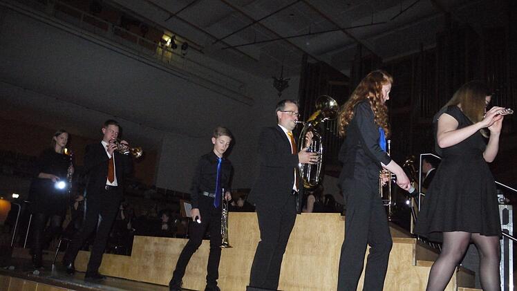 Mit Taschenlampen zogen Musiker bei "Electricity" durch den dunklen Saal auf die Bühne.                                                                                                                        Foto: Mike Wuttke