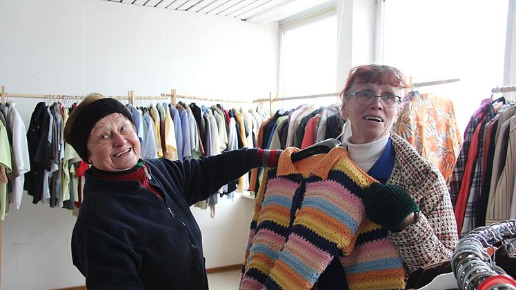 Gefragt ist Modeberaterin Annemarie Hetz (links), die hier mit Herma Hagen die Damenabteilung bestückt. Foto: Alexandra Kemnitzer