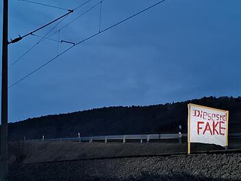 Fünf solcher massiven Transparente standen am 6. Januar 2021 auf der ICE-Strecke. In eines fuhr der Zugführer hinein.