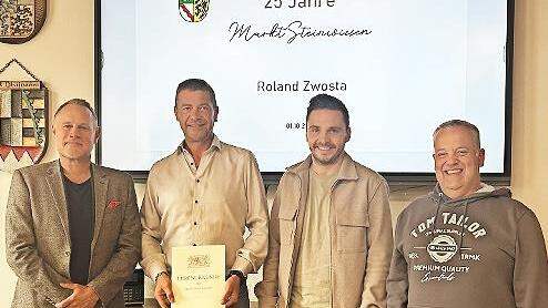 Roland Zwosta (2.v.l.) erhält vom Zweiten Bürgermeister Frank Hauck (l.) die Ehrenurkunde für sein 25-jähriges Dienstjubiläum beim Markt Steinwiesen. Geschäftsleiter Rainer Deuerling (r.) und Personalrat Lucas Hollendonner (2.v.r.) gratulierten i...