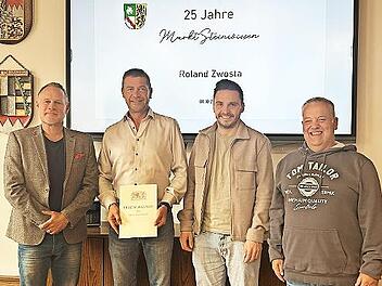 Roland Zwosta (2.v.l.) erhält vom Zweiten Bürgermeister Frank Hauck (l.) die Ehrenurkunde für sein 25-jähriges Dienstjubiläum beim Markt Steinwiesen. Geschäftsleiter Rainer Deuerling (r.) und Personalrat Lucas Hollendonner (2.v.r.) gratulierten i...