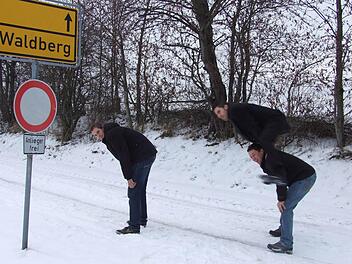Nico Klamann, Philipp Hildmann und Mario Ziegler üben schon mal das Bockspringen. Am kommenden Samstag um 13 Uhr startet die Aktion am Ortsausgang von Waldberg. Foto: Eckert