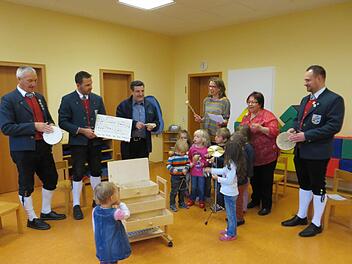 Einen Schrank voller Musik bekamen die Kinder im Kothener Kindergarten von Matthias Kraus (hinten links), Tobias Bauer (daneben) und Markus Witzel (rechts) vom Musikverein Kothen überreicht. Pfarrer Michael Krammer (Mitte), Kindergartenleiterin Sandra Reith (daneben) und Monika Solleder freuen sich über das Geschenk. Foto: Matthias Kraus