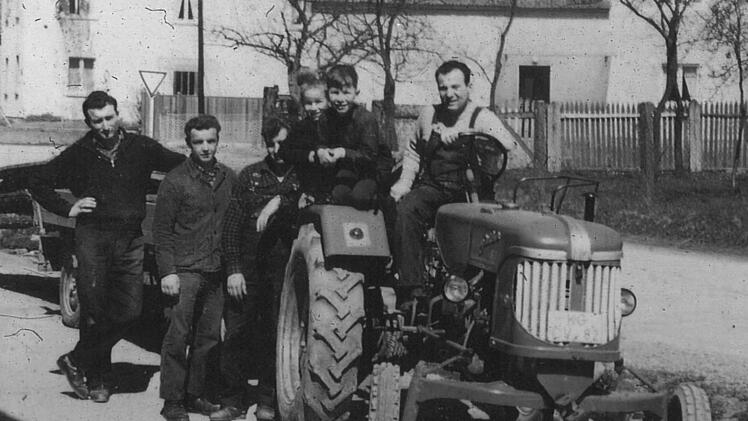 So funktionierte der Holztransport für die Schreinerei Back einst: Auf dem Traktor sitzt Wendelin Back mit Kindern Werner und Wilfriede. Daneben sind (stehend, von links) die Gesellen Amand Fey, Eduard Behr und Hans Halbig zu sehen.   Foto: Archiv Arnold Nöth