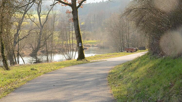 An Äckern und Wiesen vorbei geht es Richtung Ziel. Mit einem geplanten Umweg über Aura. Beim Radweg die Saale entlang (im Bild) gen Euerdorf werden die finalen fünf Kilometer mit der leichten Schluss-Steigung eingeläutet.