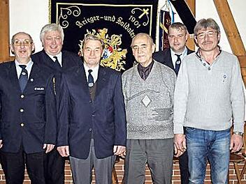 Manfred Kolb (Dritter von links) und Werner Kotschenreuther (Dritter von rechts) wurden zu Ehrenmitgliedern ernannt.  Foto: Susanne Deuerling