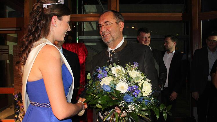 Blumen für die neue Thermenkönigin vom Bürgermeister  Foto: Popp