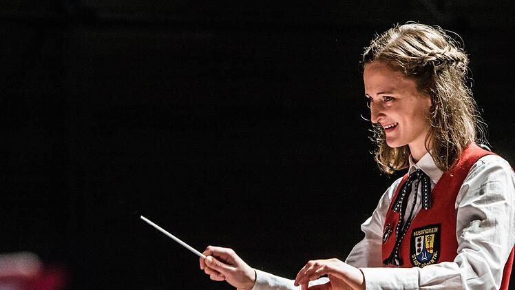 Unter der Leitung von Lena Wegener beeindruckte der Musikverein Rödental beim Weihnachtskonzert in der Franz-Goebel-Halle. Foto: Jochen Berger