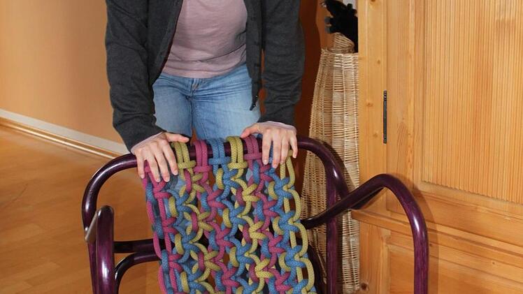 Dieses Rattan-Sitzmöbel mit bunter Sitzfläche aus Textilmaterial ist eines von drei Meisterstücken, die Kristina Rauch abzuliefern hatte. Foto: Popp
