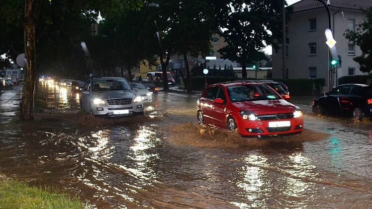 Über Schweinfurt zog am Samstagabend ein sehr schweres Gewitter mit extrem heftigen Regenfällen hinweg. Die Rettungskräfte zählten mehr als 230 Einsätze. Symbolfoto: Andreas Rosar/dpa