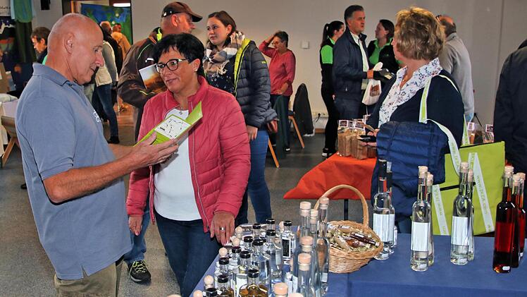 Flaschen, Flaschen und nochmals Flaschen mit köstlichem Inhalt gab es bei der Genussbrennerei Andreas Lutz aus Wartmannsroth-Windheim. Foto: Dieter Britz