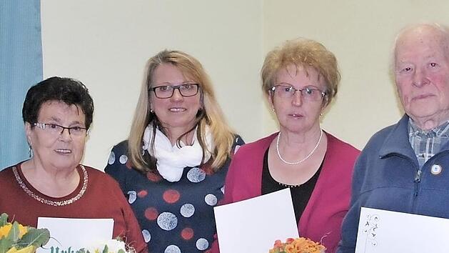 Bei der Ehrung, von links: Helga Sauer, Liesl Heckelmann, Irene H&uuml;ttner, Anneliese Derra, Hermann Derra, Fachberater Johannes Bayer.  Foto: str