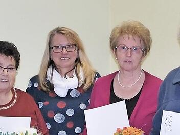 Bei der Ehrung, von links: Helga Sauer, Liesl Heckelmann, Irene Hüttner, Anneliese Derra, Hermann Derra, Fachberater Johannes Bayer.  Foto: str