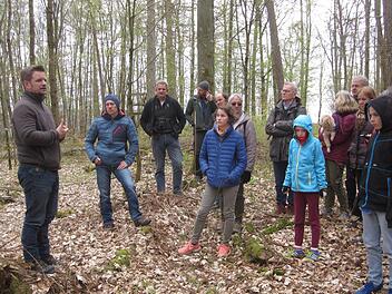 Revierleiter Matthias Wallrapp erläuterte auf einer Verjüngungsfläche im Windheimer Wald eine der Maßnahmen, mit denen der Wald für die Klimaveränderung fit gemacht werden soll.  Oswald Türbl