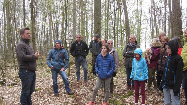 Revierleiter Matthias Wallrapp erläuterte auf einer Verjüngungsfläche im Windheimer Wald eine der Maßnahmen, mit denen der Wald für die Klimaveränderung fit gemacht werden soll.  Oswald Türbl