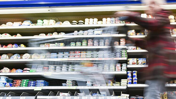 In der Tiefkühlabteilung eines Supermarktes in Nordrhein-Westfalen trauten Kunden und Verkäufer ihren Augen nicht, als sie einen nackten Mann entdeckten. Symbolfoto: Uwe Anspach/dpa