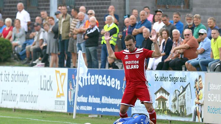 Im Hinspiel kamen der FC Mitwitz und Tobias Gentzsch (blaues Trikot) mit 5:1 beim TSV M&ouml;nchr&ouml;den um Jannik Sp&auml;th unter die R&auml;der.  Foto: Timo Geldner