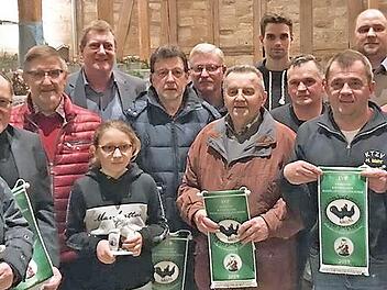 Mit seinem Goldhahn komplettiert Gruppenvorsitzender Jörg Faber (rechts) die bei der "Günter-Fechter-Gedächtnisschau" erfolgreichsten Kleintierzüchter.  Foto: Klaus Oelzner