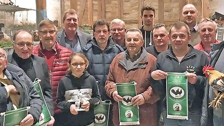 Mit seinem Goldhahn komplettiert Gruppenvorsitzender Jörg Faber (rechts) die bei der "Günter-Fechter-Gedächtnisschau" erfolgreichsten Kleintierzüchter.  Foto: Klaus Oelzner
