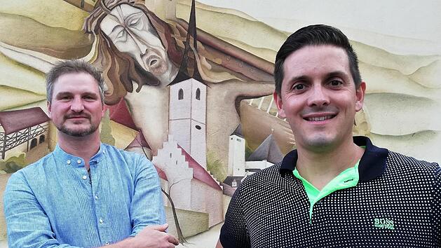 Andreas Alles (34, rechts) ist neuer Vorsitzender des Heimatvereins Steinach und damit Nachfolger von Vereinsgründer Frank Schmitt (links). Foto: Sigismund von Dobschütz
