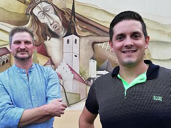 Andreas Alles (34, rechts) ist neuer Vorsitzender des Heimatvereins Steinach und damit Nachfolger von Vereinsgründer Frank Schmitt (links). Foto: Sigismund von Dobschütz