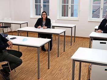 In Kronach wird auch über den Landkreis hinaus ab 2021 eine Ausbildung zum Entspannungspädagogen angeboten. Gottfried Ströhlein (links) will seine jahrzehntelangen Erkenntnisse in 100 Unterrichtseinheiten weitergeben und Multiplikatoren ausbilden. Voll dahinter stehen die Leiterin der Kronacher Volkshochschule, Annegret Kestler (Mitte), und Gleichstellungsbeauftragte Lisa Gratzke.  Foto: Rainer Glissnik