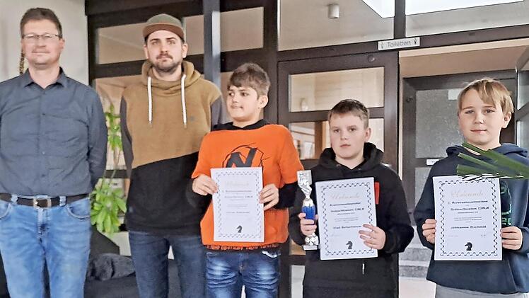 Die U12-Sieger ehrten Jens Güther (links) und Johannes Türk. Den Titel holte Vlad Botscharow (Zweiter von rechts) vor Johannes Schmidt (rechts) und Istwan Sziklavary.