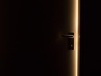 Tür ließ sich nicht mehr öffnen - Polizei findet Vermisste (73) an ungewöhnlichem Ort Tür ließ sich nicht mehr öffnen - Polizei findet Vermisste (73) an ungewöhnlichem Ort