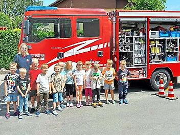 Begeistert erkundeten die Kinder das Feuerwehrauto.
