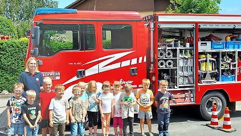 Begeistert erkundeten die Kinder das Feuerwehrauto.