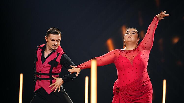 Mehr Gewicht auf dem Fuß und weniger Zurückhaltung forderte die Jury nach dem Tango von Selfisandra und Zsolt Sándor Cseke. 23 Punkte.