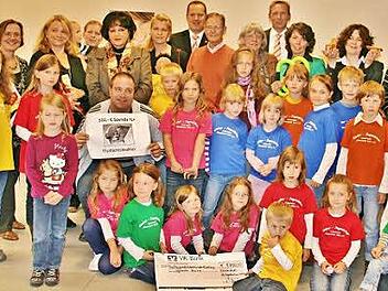 Vertreter der Vereine und Organisationen nach der Spendenübergabe.  Im Hintergrund von links die Direktoren Matthias Diez und Robert Kennaugh von der VR-Bank.  Foto: Werner Vogel