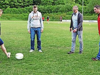 Kicken nicht gegen-, sondern miteinander, wenn es um die Zukunft des Jugendfußballs im südlichen Landkreis Coburg geht: (von links) Oliver Nagl, Bernd Schneider, Daniel Wedler und Martin Fertsch. Foto: B. Köhler