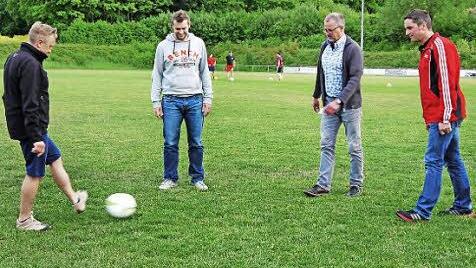 Kicken nicht gegen-, sondern miteinander, wenn es um die Zukunft des Jugendfußballs im südlichen Landkreis Coburg geht: (von links) Oliver Nagl, Bernd Schneider, Daniel Wedler und Martin Fertsch. Foto: B. Köhler