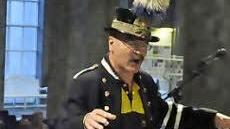 Für die Postkutschen-Polka streifte Stefan Matthes extra die historische Uniform eines Postillions über. Foto: Peter Klopf