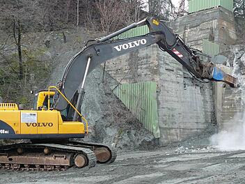 Der RMB-Bagger rückt dem nicht mehr benötigtem Betonpfeiler zu Leibe. Foto: Klaus-Peter Wulf