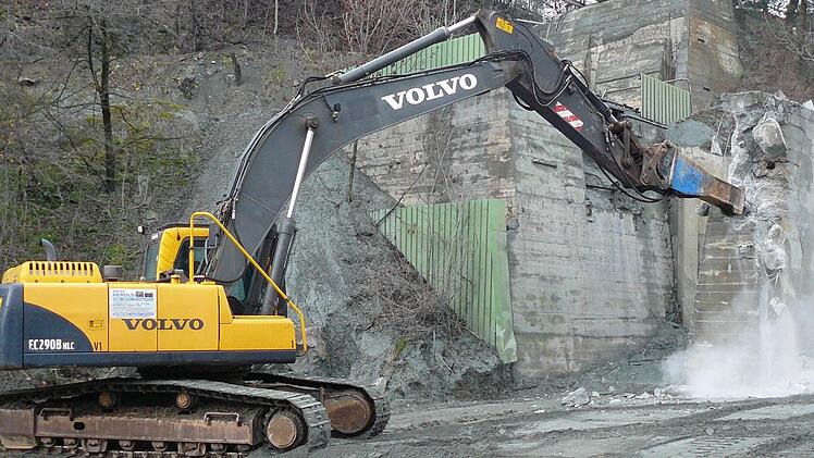 Der RMB-Bagger rückt dem nicht mehr benötigtem Betonpfeiler zu Leibe. Foto: Klaus-Peter Wulf