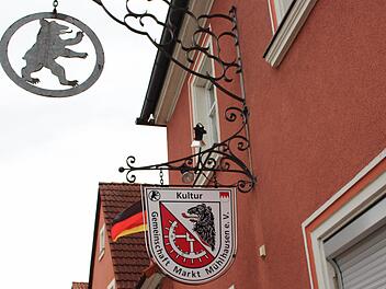 Der neue Ausleger am ehemaligen Gasthaus weist die Kulturgemeinschaft als Eigentümer aus.  Foto: Evi Seeger