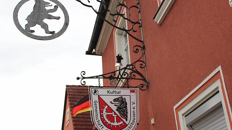 Der neue Ausleger am ehemaligen Gasthaus weist die Kulturgemeinschaft als Eigentümer aus.  Foto: Evi Seeger