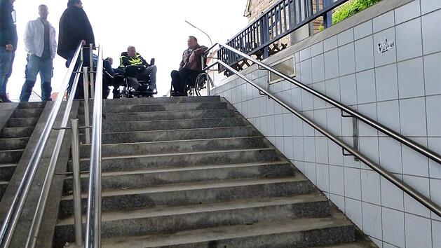 Boxenstopp an der Treppe: Diese Stufen werden bald durch einen Serpentinen-Zugang mit moderater Neigung ergänzt. Fotos: Annette Gropp