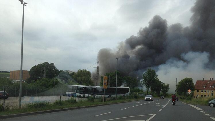 Eine große Rauchwolke entsteht bei dem Brand in Ochsenfurt. Fotos: Daniela Röllinger