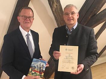 Bernd Buckenhofer (l.) , Gesch&auml;ftsf&uuml;hrer des Bayerischen St&auml;dtetages, machte seinen Antrittsbesuch im Markt G&ouml;&szlig;weinstein bei B&uuml;rgermeister Hanng&ouml;rg Zimmermann. Foto: Elke H&uuml;bner