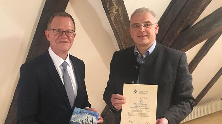 Bernd Buckenhofer (l.) , Gesch&auml;ftsf&uuml;hrer des Bayerischen St&auml;dtetages, machte seinen Antrittsbesuch im Markt G&ouml;&szlig;weinstein bei B&uuml;rgermeister Hanng&ouml;rg Zimmermann. Foto: Elke H&uuml;bner