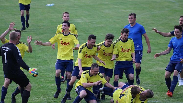 Unbändige Freude bei den SG-Kickern nach dem gewonnenen Elfmeterschießen.Sebastian Schmitt