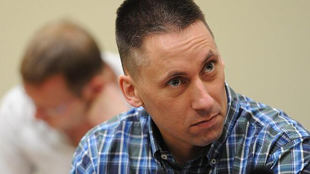 Archivbild: Die Angeklagten Holger G. (hinten) und Ralf Wohlleben sitzen am 200. Verhandlungstag am 23.04.2015 im Gerichtssaal im Oberlandesgericht in München (Bayern).  Foto: Andreas Gebert/dpa