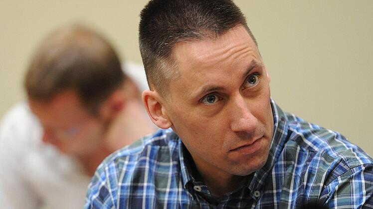 Archivbild: Die Angeklagten Holger G. (hinten) und Ralf Wohlleben sitzen am 200. Verhandlungstag am 23.04.2015 im Gerichtssaal im Oberlandesgericht in München (Bayern).  Foto: Andreas Gebert/dpa